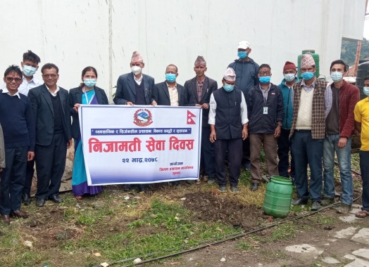 निजामती सेवा दिवस,२०७८ को पावन अवसरमा जिल्ला प्रशासन कार्यालय प्रांगणमा प्रजिअ सहितको टोलीले वृक्षारोपण गरी सके पश्चात कर्मचारीहरूसगँको सामुहिक तस्विरमा सरिक हुदै ।