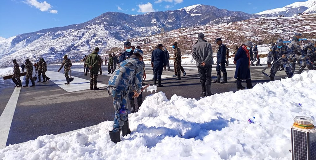 भारी हिपात पछि धावनमार्गको हिउँ पन्छाउदै ।